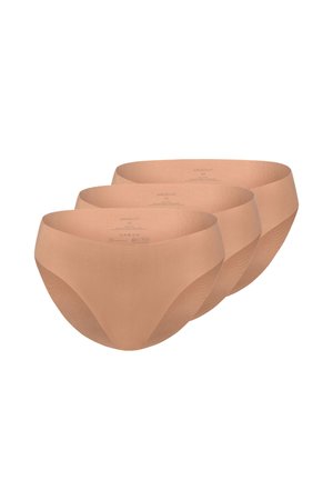 Drei nahtlose, hautfarbene Damenbikinislips nebeneinander auf weißem Hintergrund angeordnet.