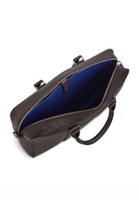 Bolso de cuero negro con un acabado texturizado, que cuenta con un interior azul y una abertura con cremallera. Se aprecian asas dobles y herrajes metálicos.