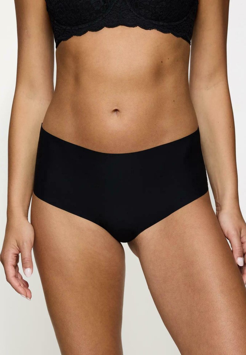 Czarne, gładkie hipsterskie majtki wykonane z elastycznego materiału. Posiadają wysoką talię oraz prosty, minimalistyczny design.