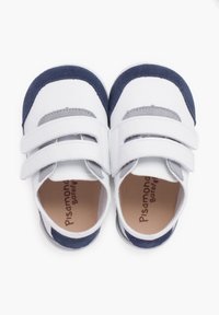 Chaussures pour tout-petits blanches et marine avec des accents gris, dotées de deux bandes Velcro, d'un design arrondi et d'une tige en cuir doux. Semelle plate et flexible.