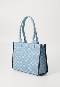 Vaaleansininen kassi, jossa on houndstooth-kuvio, musta reuna, kaksinkertaiset kahvat ja pieni metallinen logo etupaneelissa.