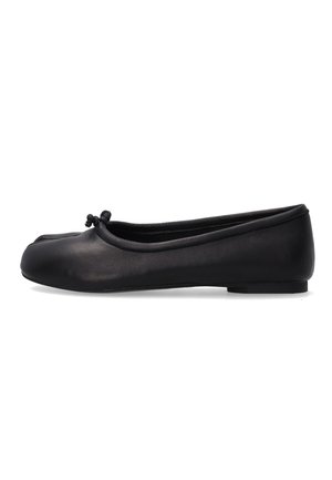 Schwarzer Ballerina für Damen mit abgerundeter Spitze, kleinem dekorativem Schleifchen vorne und flacher Sohle auf weißem Hintergrund.