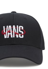 Cappellino da baseball nero in tessuto, con il logo "VANS" ricamato in bianco e bordeaux. Forma classica con visiera curva.