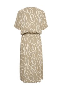 Beiges Kleid mit lockerem Schnitt, kurzen Ärmeln und tailliertem Bund. Weißes abstraktes Wellenmuster auf dem Stoff. Glatte Textur.