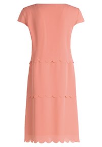 Pfirsichfarbendes Kleid mit kurzen Ärmeln, das ein gewelltes Saumdesign, eine fließende Silhouette und eine glatte Textur aufweist.