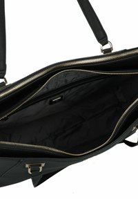 Borsa a tracolla in pelle nera con chiusura a zip e dettagli in metallo color oro. Interno con scomparti multipli e fodera in tessuto nero con stampa del logo.