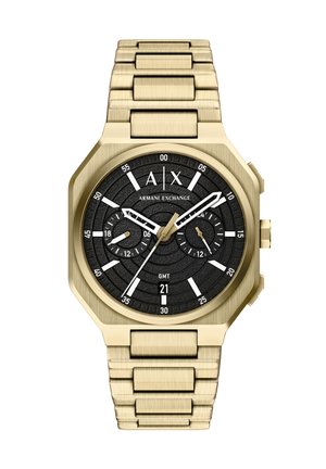 Goldfarbene Armani Exchange Armbanduhr aus Metall mit schwarzem strukturiertem Zifferblatt, drei Hilfszifferblättern, weißen Markierungen, GMT-Beschriftung und Datumsfenster bei 6 Uhr.