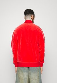 survetement nike femme rouge