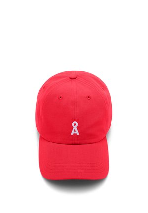 Casquette de baseball rouge avec un petit logo stylisé en forme de lettre "A" blanche centré à l'avant, présentée sur fond blanc.