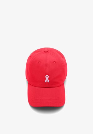 Casquette de baseball rouge avec un petit logo stylisé en forme de lettre "A" blanche centré à l'avant, présentée sur fond blanc.