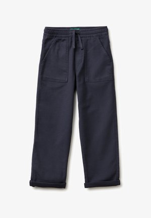 Marineblauwe joggingbroek van zacht materiaal, met een elastische tailleband met trekkoord, opgerolde manchetten en twee voorkorre pockets.