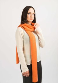 Orange uldhalstørklæde hængende elegant om halsen, lavet af blødt materiale, med en glat tekstur og en lige, langstrakt form.