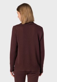 Brauner Strickpullover mit einem gerippten Rundhalsausschnitt und Saum, verfügt über lange Ärmel und einen lockeren Schnitt, mit strukturierter Oberfläche. Geeignet für legere Outfits.