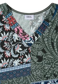 V-hals stof met patchworkpatronen in bloemen-, paisley- en geometrische ontwerpen in zwart, groen, wit, rood, roze en blauwtinten, gelabeld "CECIL".