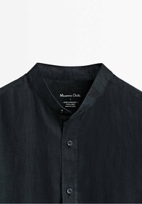 Czarna lniana koszula z kołnierzykiem mandarynki, zapięcie na guziki z przodu oraz widoczna metka "Massimo Dutti" wewnątrz kołnierzyka.