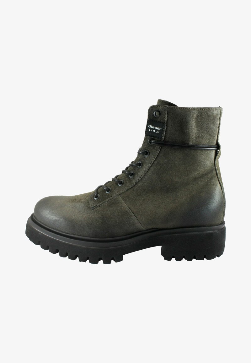 Stivale alla caviglia in suede verde con punta arrotondata, chiusura a lacci e suola di gomma nera spessa con scanalature profonde. Accentuato da un'etichetta con logo.