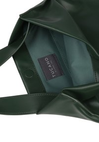 Sac fourre-tout en cuir vert avec une texture lisse, doté d'une poche intérieure et d'une étiquette de marque noire. Comprend des poignées robustes pour le transport.