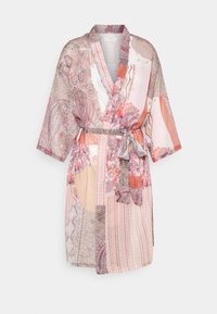Kimono stampato con tonalità di rosa e corallo, caratterizzato da un mix di motivi floreali e geometrici, cintura in vita e maniche a tre quarti.