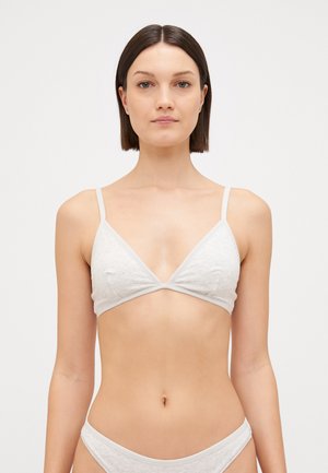 Lichtgrijze driehoekige bralette met dunne banden, gemaakt van zachte stof, met een gladde textuur en minimalistisch ontwerp.