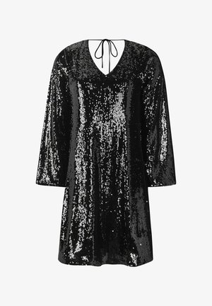 Czarna sukienka z cekinami, z dekoltem w kształcie litery V, rękawami o długości trzech kwadransów i wiązaniem z tyłu. Materiał jest błyszczący, o teksturowanej powierzchni.