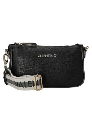 Sac bandoulière Valentino noir en cuir texturé avec logo argenté et bandoulière blanche amovible arborant un texte Valentino noir et une quincaillerie dorée.