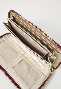 Guess ADELARD CHEQUE ORGANIZER - Plånbok - burgundy