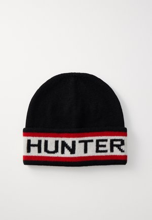 Gorro de punto negro con una banda roja y blanca que presenta el texto "HUNTER" en negro. Textura suave, parte superior hundida y ajustado al cabeza.