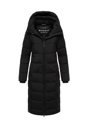 Doudoune noire avec un design long et ajusté, dotée d'une capuche, d'une fermeture éclair et d'une texture matelassée horizontale. Le matériau semble lisse et isolé.