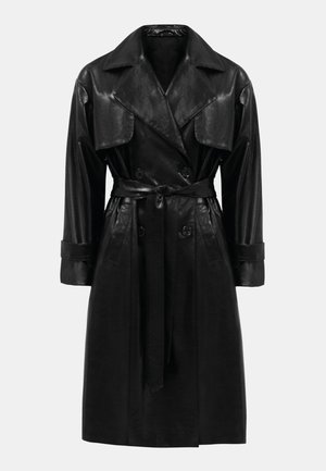 Schwarzer Leder-Trenchcoat mitDouble-Breasted-Vorderseite, breitem Kragen und tailliertem Gurt; hat lange Ärmel und strukturierte Oberfläche.