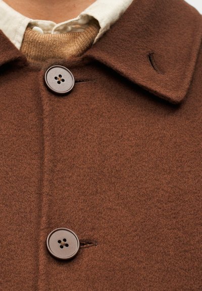 Καφέ παλτό από μαλλί με υφή, με κλασικό γιακά, δύο κουμπιά κλεισίματος και διακριτική ραφή.