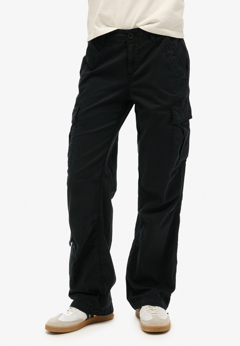 Zwarte cargobroek van duurzame stof, voorzien van meerdere zakken, een relaxed fit en subtiele stiksels langs de naden.