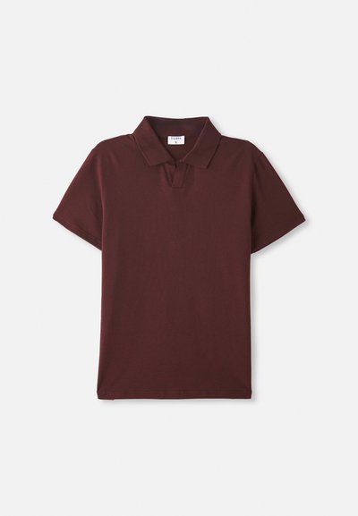 Bordový polo tričko vyrobené z bavlny, s klasickým golierom, krátkymi rukávmi a dve gombíky na zapínanie. Hladká textura, minimalistický dizajn.