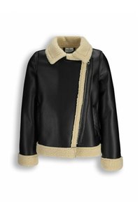 Czarna skórzana kurtka z puszystym, jasnobeżowym kołnierzem i mankietami z owczej skóry, asymetrycznym zapięciem na zamek oraz przednimi kieszeniami.