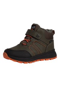 Baskets montantes vertes et noires avec des accents orange, dotées d'une sangle velcro, de surfaces texturées et d'une semelle en caoutchouc pour une meilleure adhérence.