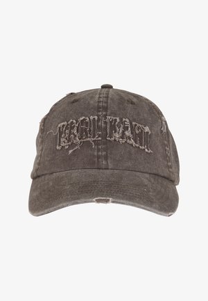 Szara, zużyta czapka z daszkiem z postrzępionymi literami. Wykonana z tkaniny, posiada zakrzywiony daszek oraz haftowane elementy z przodu.