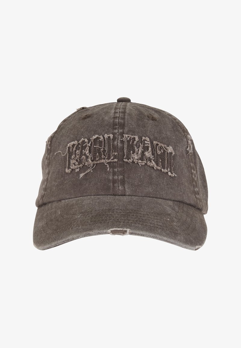 Gorra de béisbol gris desgastada con letras desgastadas. Hecha de tela, cuenta con una visera curva y detalles bordados en la parte delantera.