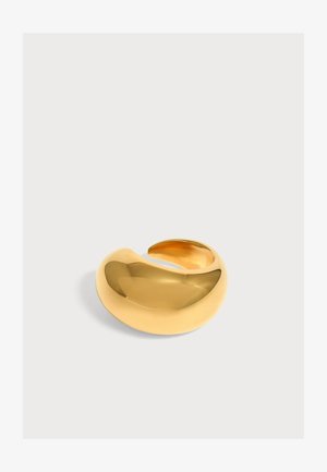 Skinnende guldtone åben cuff-armbånd med en glat, buet og poleret overflade på en lysegrå baggrund.