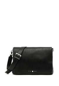 Svart läderbudväska med en platt form, justerbar rem och silverstjärnor och prickdekorationer framtill. Slät textur.