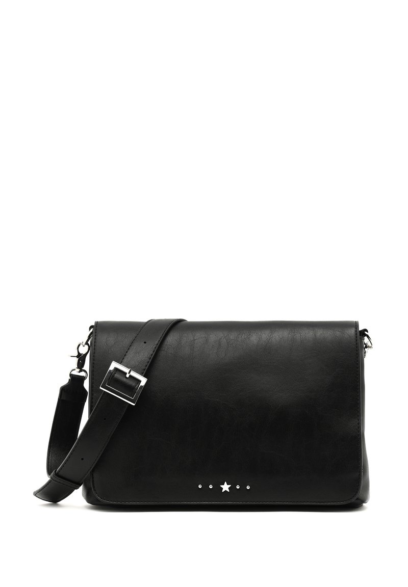 Svart läderbudväska med en platt form, justerbar rem och silverstjärnor och prickdekorationer framtill. Slät textur.