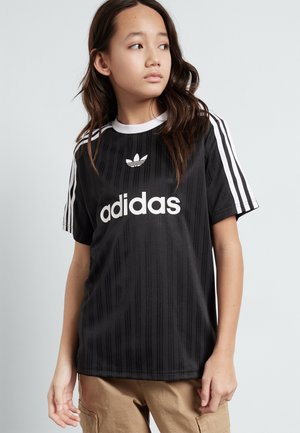 Maglia sportiva nera Adidas con logo bianco e tre strisce sulle maniche, caratterizzata da un motivo testurizzato e un colletto rotondo bianco.