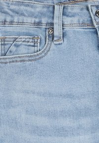 Jeans in denim azzurro chiaro con tasca frontale, cuciture sottili e chiusura a bottone in vita. Tessuto liscio.