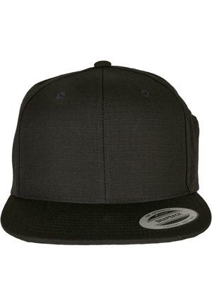 Sort snapback kasket med et struktureret stof, flad skygge og subtilt gittermønster. Har et rundt brandingmærke foran.
