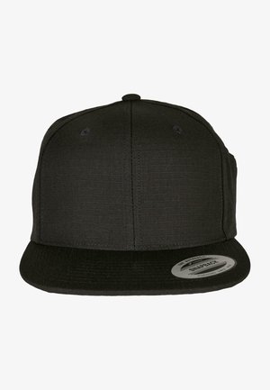 Casquette snapback noire en tissu texturé, avec une visière plate et un motif en grille subtil. Elle présente une étiquette de marque circulaire sur le devant.