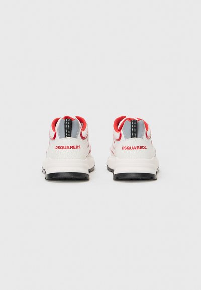 Baskets pour hommes avec une combinaison de couleurs blanche et rouge. Présentent un dessus texturé blanc avec des rayures rouges, des accents gris et une semelle en caoutchouc noire.