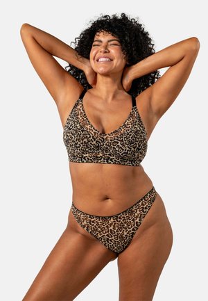 Leopardprint bralette en bikiniset met een zachte stof, V-halsontwerp en zwarte accenten. Het patroon wordt aangevuld met elastische banden.