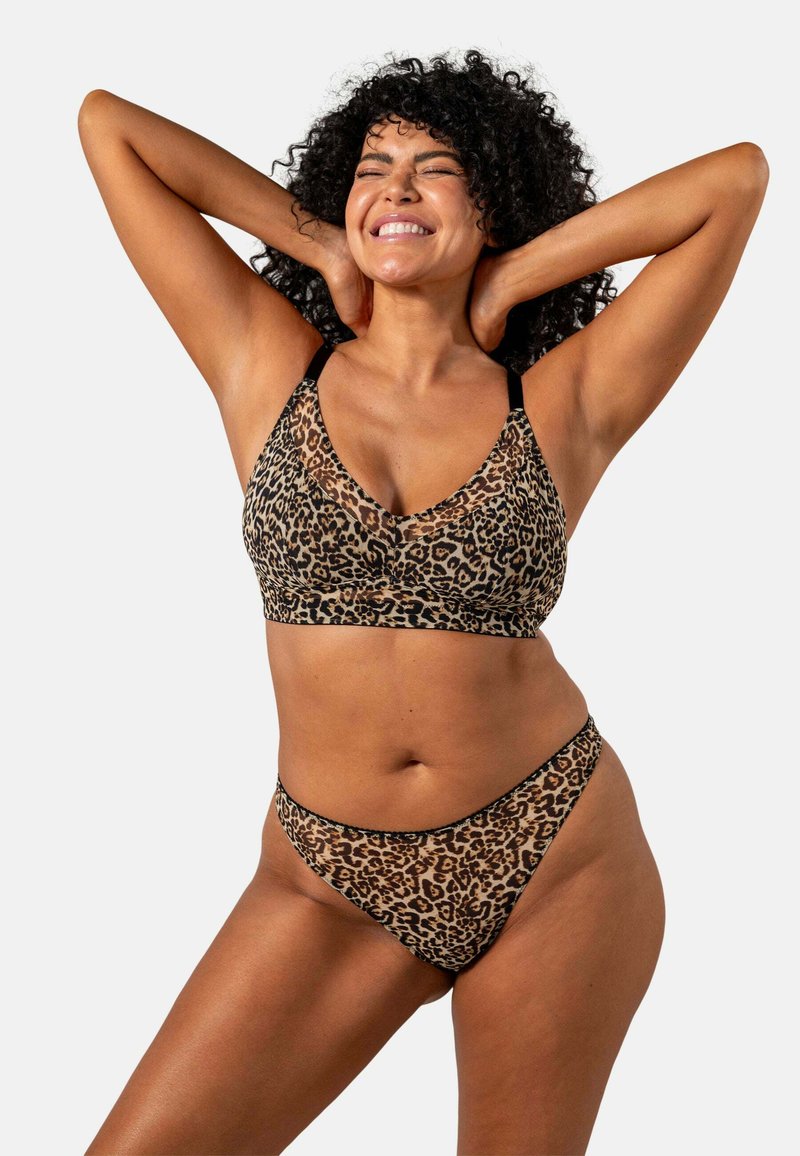 Leopardikuosi bralette ja bikinit, joissa on pehmeä kangas, V-kaula-aukko ja mustat yksityiskohdat. Kuvio on täydentynyt joustavilla nauhoilla.