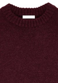 Burgundowy sweter dziergany z prążkowanym dekoltem typu crew. Miękka tekstura, średnia waga i minimalne detale, odpowiedni do codziennego użytku.