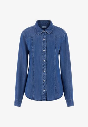 Sinine denim särgiga, millel on pikad varrukad, nööpidega esiosa, terav krae ja vertikaalsed õmblused. Omab hõbedaseid nöppe ja kergelt kõverdatud hemmi.