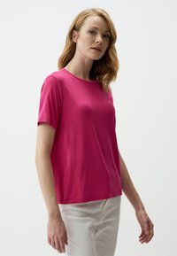 Korte mouwen, ronde hals t-shirt in felroze, gemaakt van gladde stof, met een relaxte pasvorm en een eenvoudig ontwerp. Effen zonder versieringen.