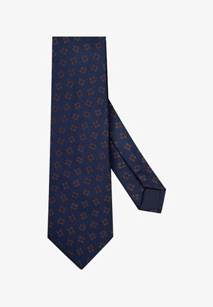 Granatowy krawat z teksturowanej tkaniny, ozdobiony powtarzającym się brązowym wzorem kwiatowym, zwężanym końcem i klasycznym designem.